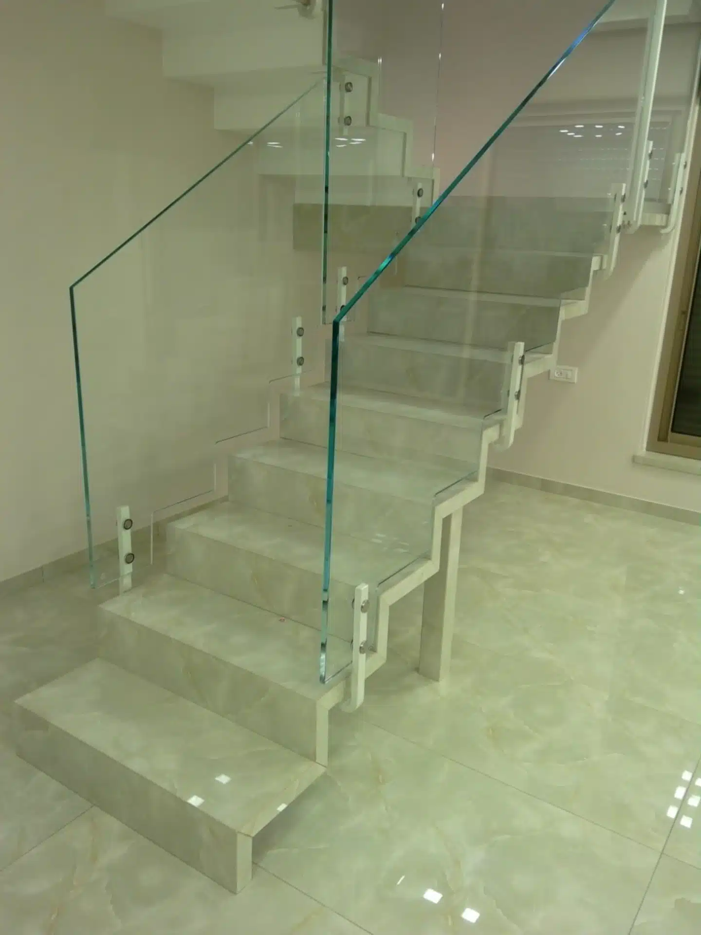 מדרגות שיש אפור