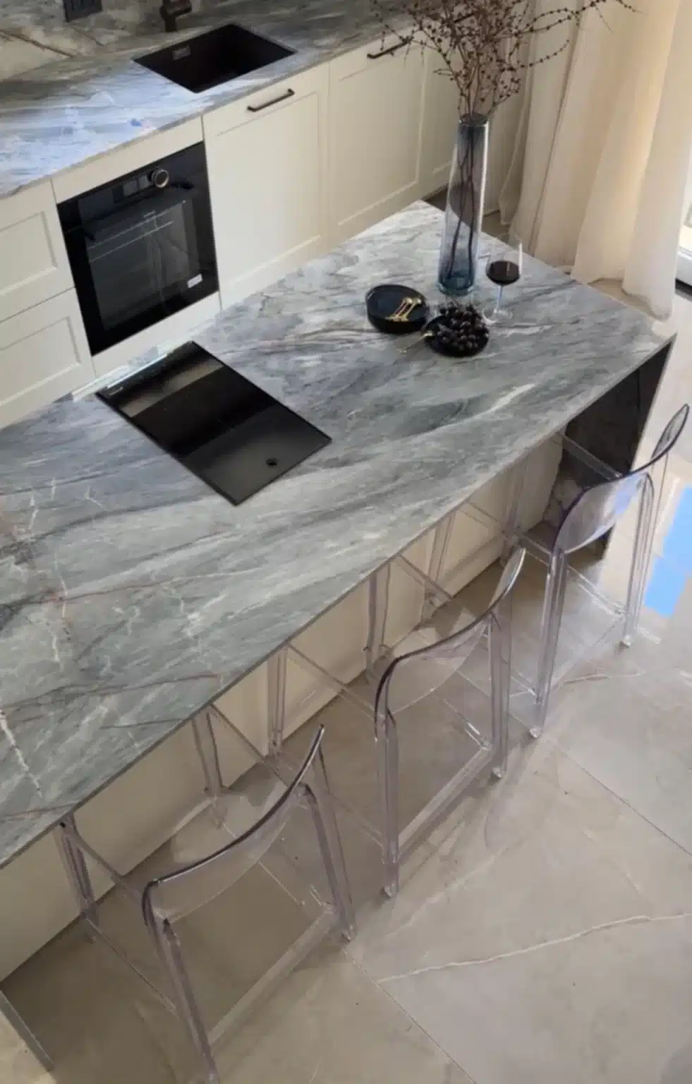 אי למטבח עם שיש