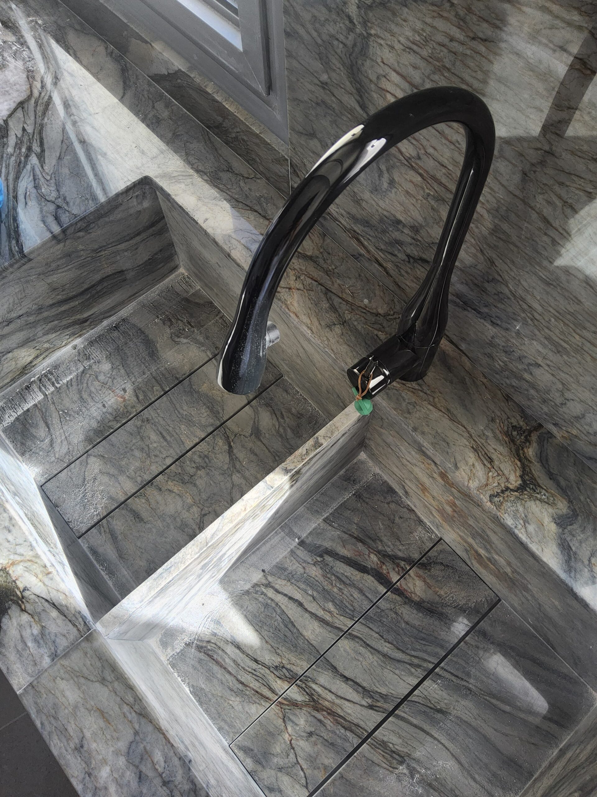 מטבח עם כיור מובנה